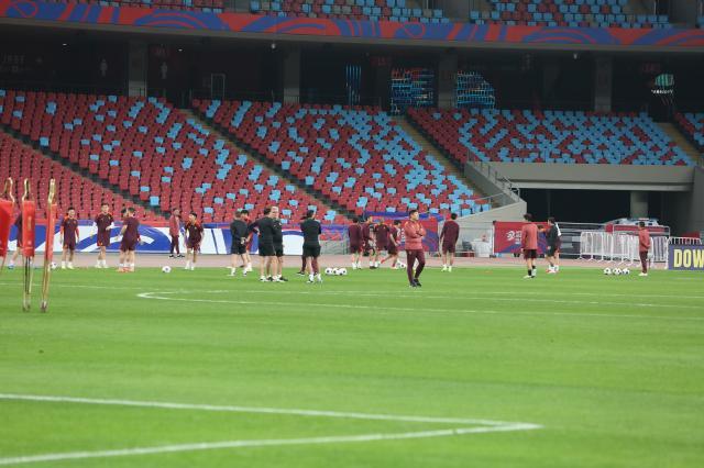 开云-国足前瞻：7万人助威！国足背水一战死磕澳大利亚