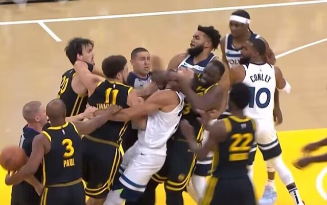 开云体育-勇狼大冲突！追梦锁喉戈贝尔 汤神被驱逐摔毛巾