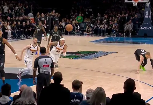 开云-伤不起！迪温琴佐无对抗小腿拉伤走回更衣室，退出本场比赛